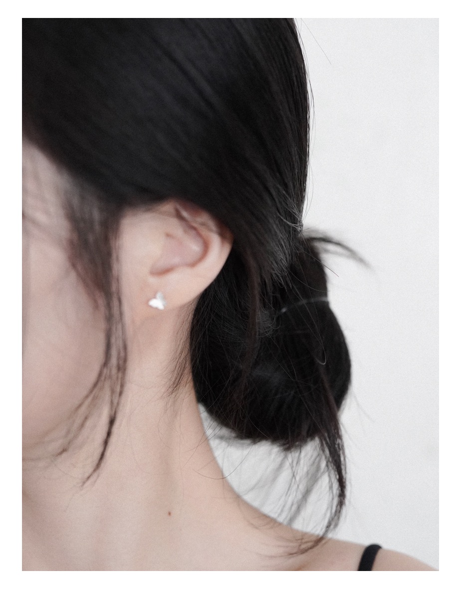 (silver 92.5) a pair of butterfly earrings